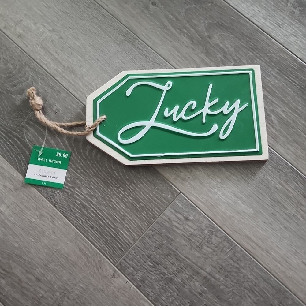 💥5/$25 SALE | BUNDLE TO SAVE | 8X4.5 INCH "LUCKY" SIGN WALL DECOR
